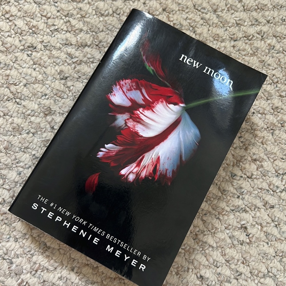 New Moon paperback, book 2 of 4 in Twilight Saga by Stephanie Meyer